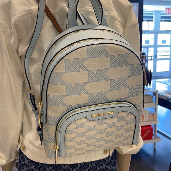 Michael Kors Jaycee Medium Logo Zip Pocket Backpack
35S3G8TB2J
Vista Blue - Picture 8 of 16